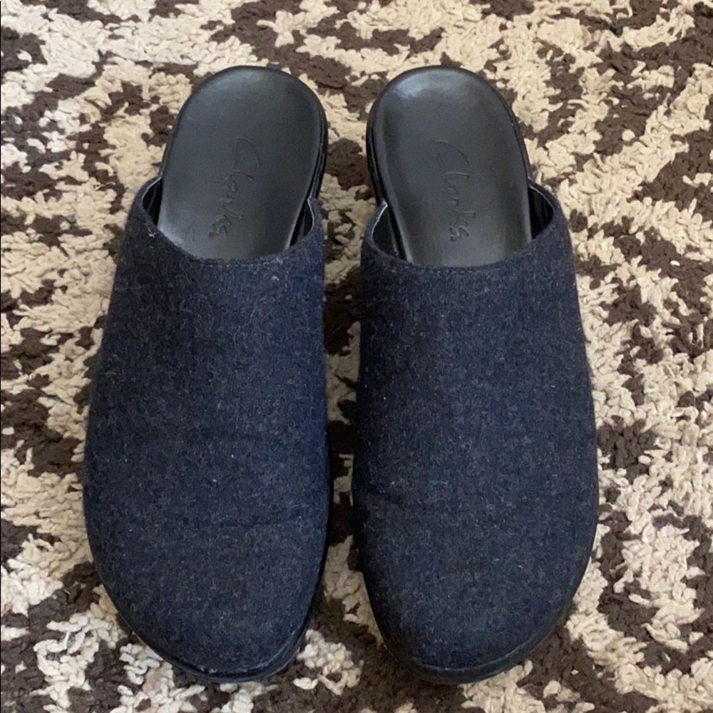 clark’s black shoes